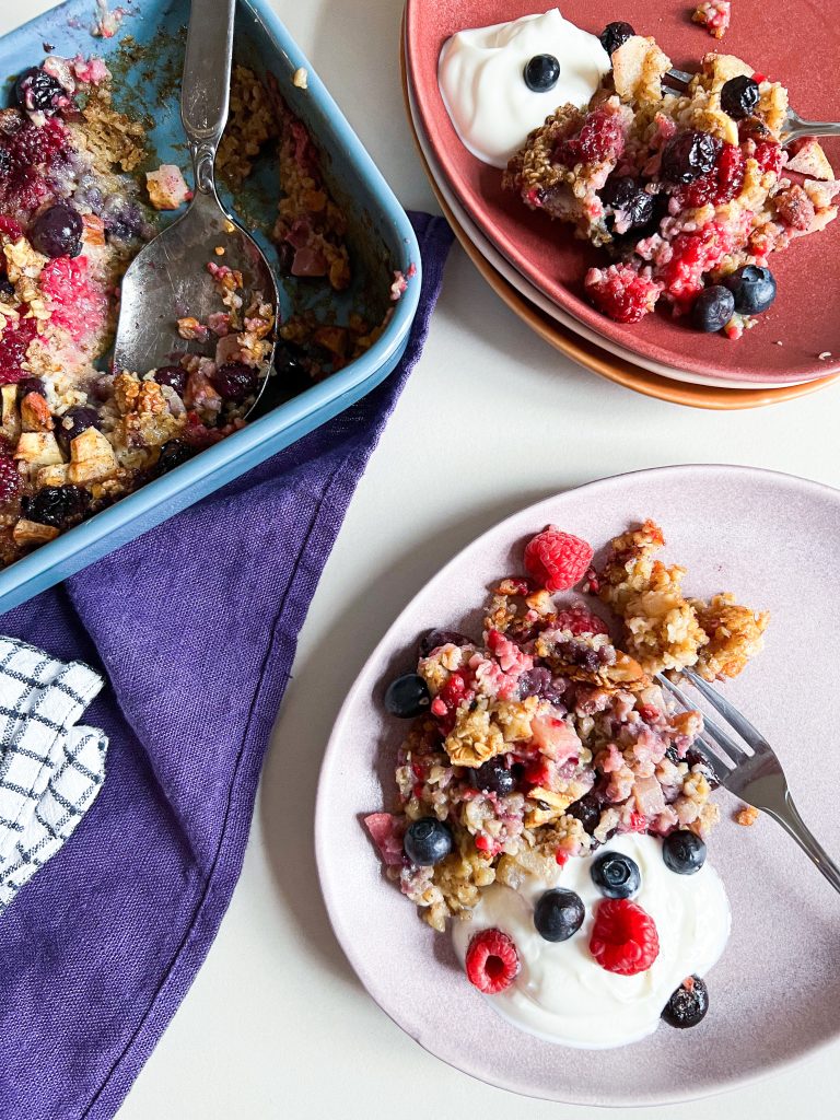 Baked Oatmeal - warmes Frühstück mit Haferflocken und Früchten